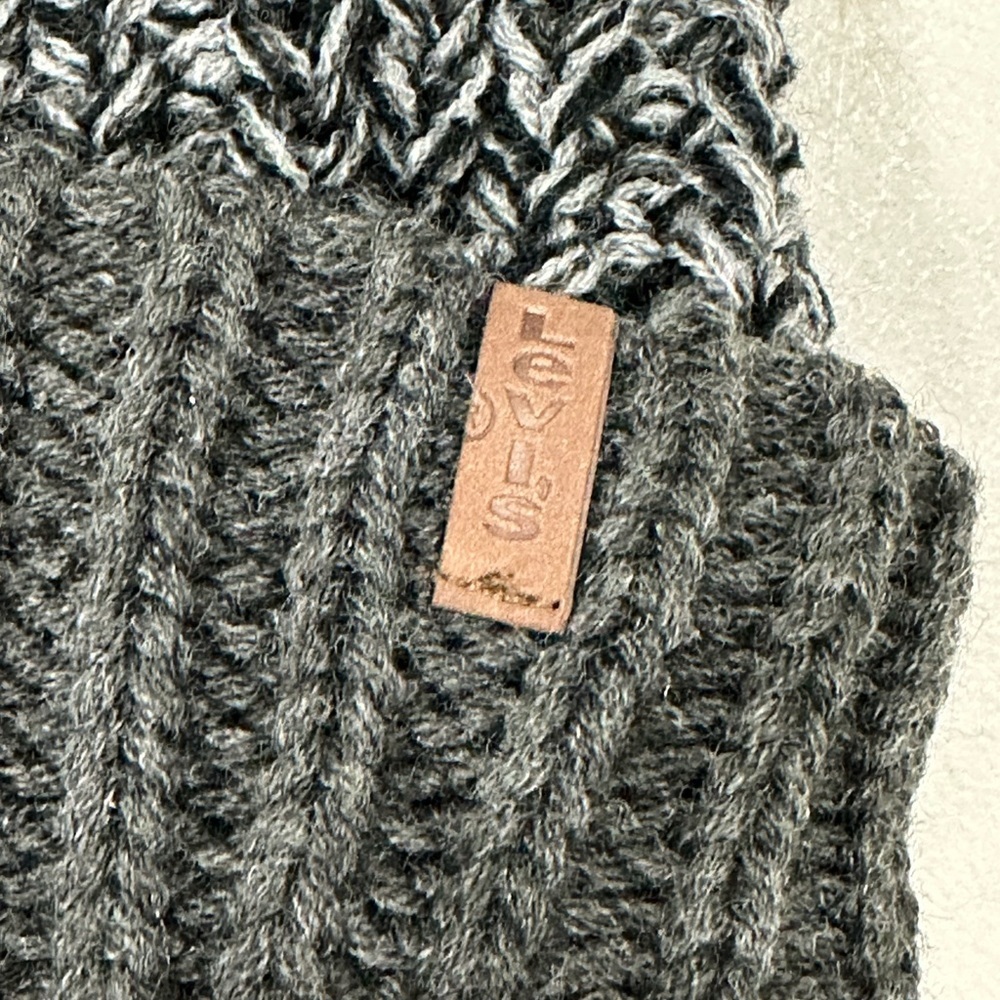 Levi’s Knit Hat Adult Unisex Feel inside Fleece Lined for Warmth Pom Logo Winter - Picture 3 of 7